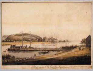 Das Schloss Pillnitz bei Dresden vom linken Ufer über die Elbe nach Südosten gesehen, im Vordergrund der Fähranleger mit Fähre, im Hintergrund links der Eingang in den Friedrichsgrund, auf der Anhöhe darüber die künstliche Ruine
