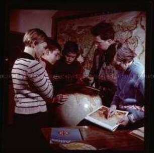 Unterricht mit Atlas und Globus