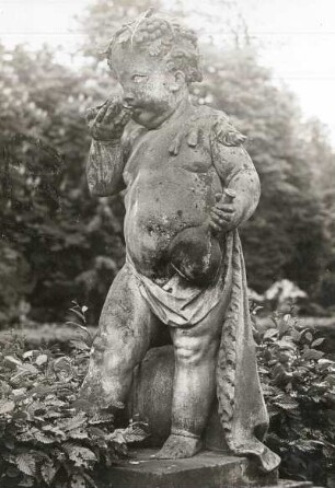 Putto: Trinkender Knabe : Putto im Ehrenhof (Nordeingang), Höhe 1,20m