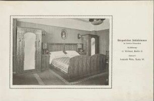 Bürgerliches Schlafzimmer im bunten Birkenholz