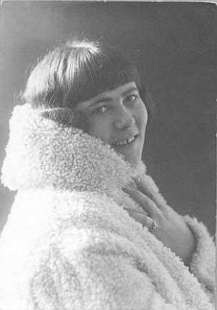 Magdalene Schulze, Frau des Fotografen, im Pelz
