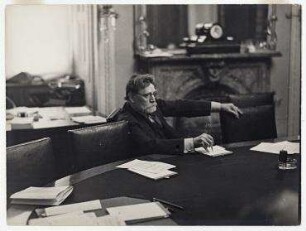 Senator James Hamilton Lewis (Illinois) während einer Sitzung des Senatsausschusses für Auswärtige Angelegenheiten, Washington D.C.