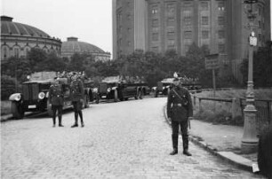 Polizeikontrollen während einer Wahlveranstaltung der KPD mit Ernst Thälmann in der Radrennbahn Dresden-Reick, im Hintergrund das Gasometer Reick