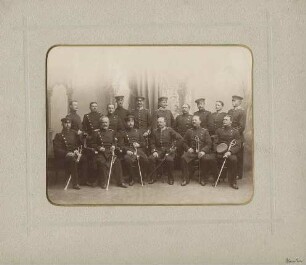 Sechzehn Offiziere des I. Bataillons des Grenadier-Regimentes (König Karl) Nr. 123 , Ulm, teils stehend, teils sitzend, in Uniform mit und ohne Mütze, Brustbilder vorwiegend in Halbprofil