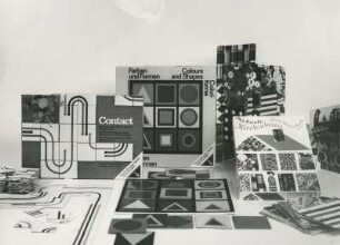 Gesellschaftspiele "Das bunte Kartenhaus" von Charles Eames, "Contact" und "Farben und Formen"