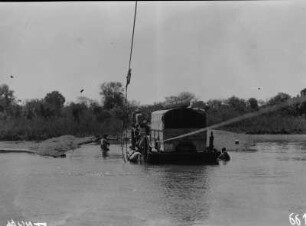 Übersetzen der Lastwagen : Die Lastwagen der Expedition beim Übersetzen über einen Fluss.