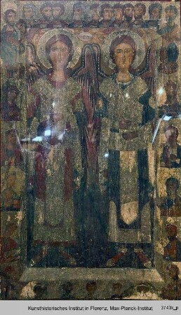 Zwei Erzengel gerahmt von Darstellungen des Abendmahls, Marias, Johannes des Täufers und Ritterheiligen (hinter Glas)