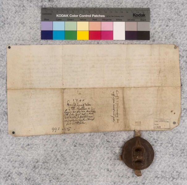Heinrich von Hessel (Hasela), Bürger zu Salzungen (Saltz-), seine Frau Kunigunde, Kunigundes Kinder Johann Kuchin und Elisabeth Wentzelin, der Schüler Johann Wentzel und deren Erben verkaufen an Äbtissin und Konvent des Klosters Allendorf (Aldin-) für erhaltene 10 Pfund Heller ein Pfund Heller jährlichen Zins auf ein Viertel einer Sole im oberen Salzbrunnen zu Salzungen, das jetzt Dietrich (Dietzel) Schrimph ihretwegen innehat. Schrimph oder der Inhaber sollen in dem an Weihnachten beginnenden Jahr dem Kloster den Zins noch nicht zahlen, danach aber je 10 Schillinge an Walpurgis [1. Mai] und an Michaelis [29. Sept.]. Die Aussteller geloben Währschaft nach Landesrecht und bitten um Besiegelung mit dem Stadtsiegel. Die Bürgermeister Konrad von Waltershausen (Waltirshn.) und Konrad Kelre bekunden, dieses Siegel mit Wissen der Schöffen angehangen zu haben. Zeugen: Berthold von Kranlucken (Cralock) und Hertnid von Leimbach (Leym-), Burgmannen zu Salzungen, Heinrich Schenkel, Albrecht Stichling, Nikolaus von Fulda (Fuld), Ludwig (Lutz) Reinhard und andere.