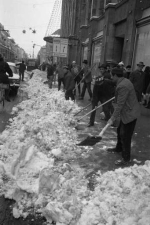 Schneeräumung nach stärkstem Schneefall seit 27 Jahren.