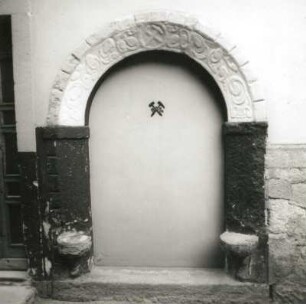 Berggießhübel (Bad Gottleuba-Berggießhübel), Am Poetenweg 3. Alte Post (ehem. Bergamt, Wohnhaus, 1676, 2. V. 19. Jh.). Portal des ehem. Bergamtes (Hofseite)