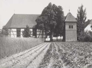 Dorfkirche mit Glockenturm