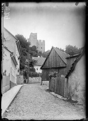 Plaue. Straßenbild mit Ehrenburg