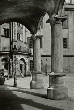 Großer Schloßhof : Dresden, Residenzschloss, Großer Schlosshof, Nordseite, Blick vom Altan zum Portal des nordöstlichen Wendelsteins