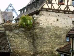Stadtbild-Ansicht im Südsüdosten über Feldseite-Stadtmauer über Feldseite-erhaltene Steinbrüstung mit runder Schießscharte (Wehrgang ab 1820 abgetragen)-sowie Balkenlöchern im Detail