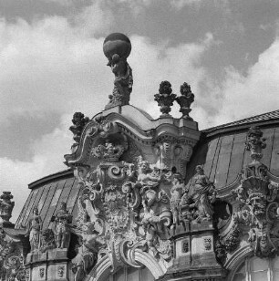 Dresden-Altstadt. Zwinger (1709-1728; M. D. Pöppelmann, B. Permoser). Wallpavillon, Teilansicht mit Herkulesfigur
