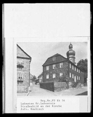Lehesten. Wohnhaus. Eckansicht. Blick zum Turm der Kirche St. Agathen (15. Jahrhundert, 1824/1825 Wiederaufbau, 1829/1831 Kirchturm, 1909 Renovierung)