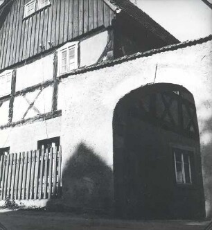 Tor in Crostwitz : Bauwesen - Tore. Ort: Chrósćicy / Crostwitz. Gemauertes Tor an einem Fachwerkhaus
