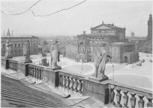 Opernhaus : Dresden-Altstadt, Blick von der Attaika der Katholischen Hofkirche zur Gemäldegalerie und zum Opernhaus