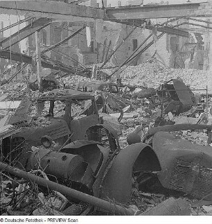 Dresden. Ruine einer Werkhalle mit zerstörten Kraftfahrzeugen