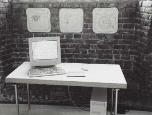 Raumaufnahme mit der Installation "Nörgelwettbewerb" von S. Hanus