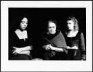 Ingund Mewes und ihre Töchter in: "Die Töchter der Hexen" (Piccolo-Theater Köln)
