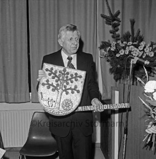 Mehrzweckhalle: Waldstraße / Oetjendorfer Landstraße: Grund- und Hauptschule des Schulverbandes Hoisdorf-Oetjendorf: 250-jähriges Jubiläum: Feier: Rektor Hansjoachim Berg mit dem neuen Gemeindewappen aus Holz