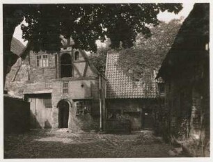 Lüneburg, Rotenhahnstraße. Ehemals Hospital zum Roten Hahn (1576, 1596). Hofansicht von Wohnhof II (1646) hinter den Häusern an der Straße