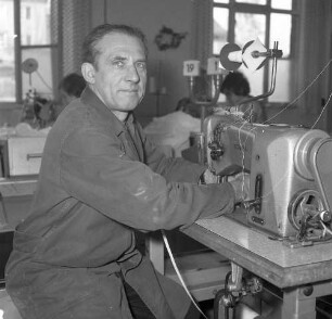 Roßwein, Bahndammstraße. VEB Maßmieder- und Wäschefabrik (vormals Karl Spranger Maßkorsettfabrik). Vorgänge in der Produktion. Näherei. Angestellter an der Nähmaschine