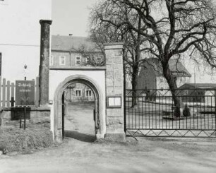 Dohna-Röhrsdorf, Hauptstraße 3 . Schloß (Hotel). Pforte (bez. 1599) und Tor vor dem Herrenhaus