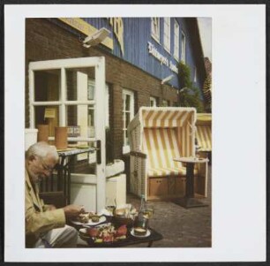 Wolfram Siebeck vorm Bistro Austernmeyer in List auf Sylt