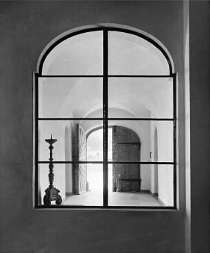 Fick, Roderich; Herrsching; Friedhof mit Leichenhaus und Kapelle - Aussegnungshalle, Blick durch Fenster(Innenraumperspektive)