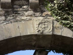 Stadtbefestigung (Burgviertel)-Osttor (im 18 Jh stadtseitig abgetragen) in Ansicht von Osten-äußerer Torbogen-Schlußstein mit Stadtwappen und Jahr 1781 im Detail