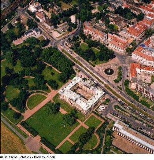 Dresden-Neustadt. Innere Neustadt. Japanisches Palais mit Garten, Große Meißner Straße, Palaisplatz und Königstraße. Luftbild-Schrägaufnahme von Südsüdwesten