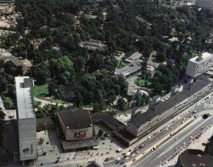 Luftaufnahme, Blick von Westen auf den Breitscheidplatz mit Zoo-Palast. Berlin-Charlottenburg, Budapester Straße