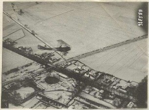 Flugzeug über den Ökonomiegebäuden von Schloss Schleißheim (600 m)