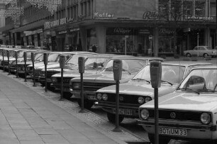 Essen: parkende Autos in Schrägstellung am Kennedyplatz