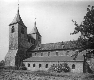 Frose, ehem. Stiftskirche St. Cyriakus, Westwerk mit Türmen und Langhaus von Südosten