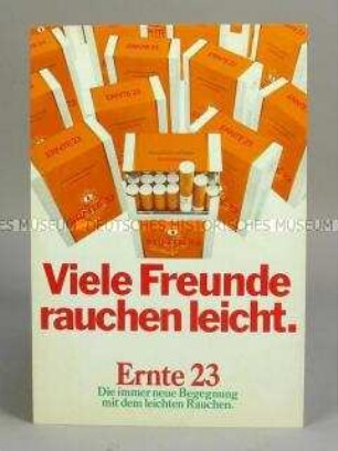 Werbeschild mit Werbeaufdruck für "ERNTE 23"-Zigaretten, "Viele Freunde rauchen leicht."
