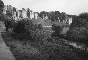 Dollnstein: Felsenformationen im Altmühltal bei Dollnstein