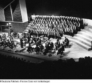 Neuer Chor Dresden, Kinder- und Jugendchor sowie Knabenchor Dresden unter Chorleiter Manfred Winter. Konzert mit dem Staatlichen Sinfonieorchester Pirna im Kulturpalast Dresden (Moderatorin Traute Richter), 25.05.1975