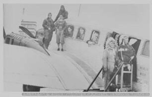 Sioux-Indianer des Zirkus Sarrasani und Besatzung an und in einem Verkehrsflugzeug Junkers G-24 der Österreichischen Luftverkehrs-AG : Dresden. Flugplatz Dresden-Heller. Sioux-Indianer des Zirkus Sarrasani und Besatzung an und in einem Verkehrsflugzeug Junkers G-24 der Österreichischen Luftverkehrs-AG