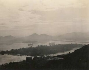 China. Westsee bei Hang-Tschou (Hangzhou), südlich der Jangtse-Mündung (künstlich angelegt um 800), mit Dämmen für den Straßenverkehr