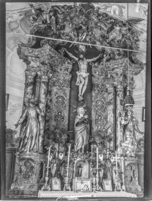 Basilika, Seitenaltar mit Kreuz in der Mitte, Figur des Hl. Franziskus