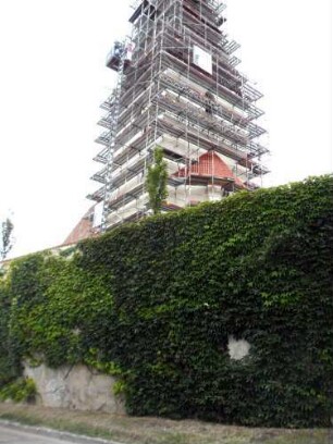 Ansicht von Südosten mit Kirchturm (Neubau 1438 als Chorturm mit Turmchor) über Kirchhofmauer