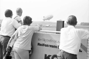 Freiburg: Flugplatz; Luftschiff Goodyear bei der Landung