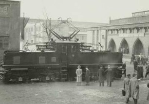 Leipziger Mustermesse 1950. Technische Messe. Freigelände mit elektrischer Lokomotive der VEM (LEW Hennigsdorf) für Braunkohlentagebaue.