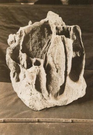 Sandstein mit Eisenschalen : Ausstellungsobjekt im Heimatmuseum