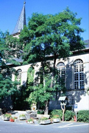 Südseite Kirche mit Kirchenvorplatz
