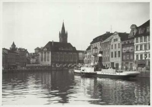 Ostpreußen. Königsberg. Ansicht des Hundegatts, des letzten Teils des Alten Pregels. Ein Schaufelraddampfer liegt am Kai. Im Hintergrund der Turm des Königsberger Schlosses