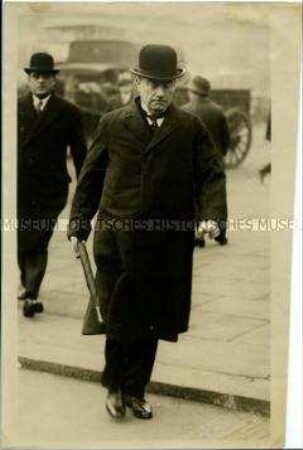 Der englische Premierminister Stanley Baldwin auf dem Weg zum Parlament